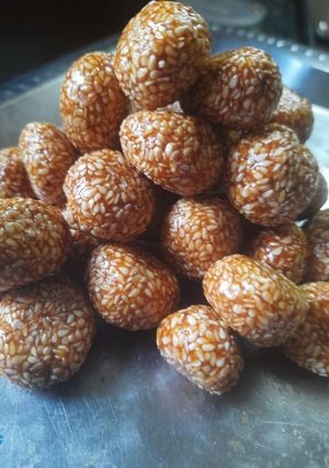 तिळगुळाचे लाडू (Til Gulache Ladoo Recipe In Marathi) रेसिपी चे मुख्य फोटो 