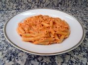 Una foto de penne con nata