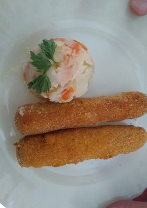 Una foto de Milanesas de salchicha con ensalada rusa