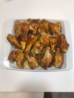 Una foto de Alitas de pollo al ajillo