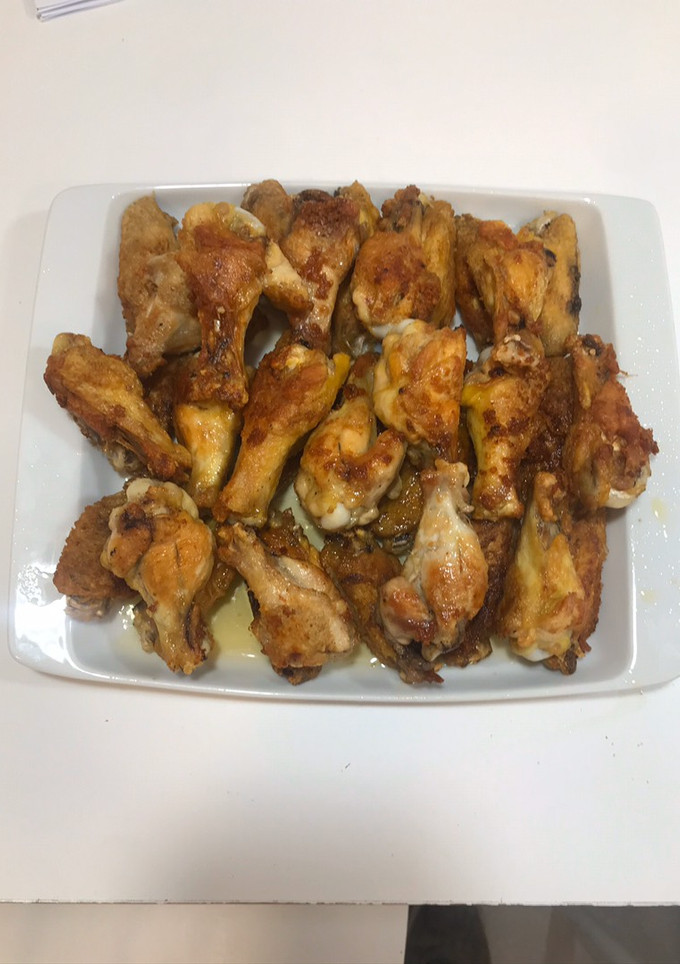 Una foto de Alitas de pollo al ajillo