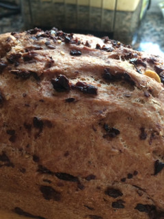 Una foto de Pan de centeno con aceite de oliva y aceitunas kalamata