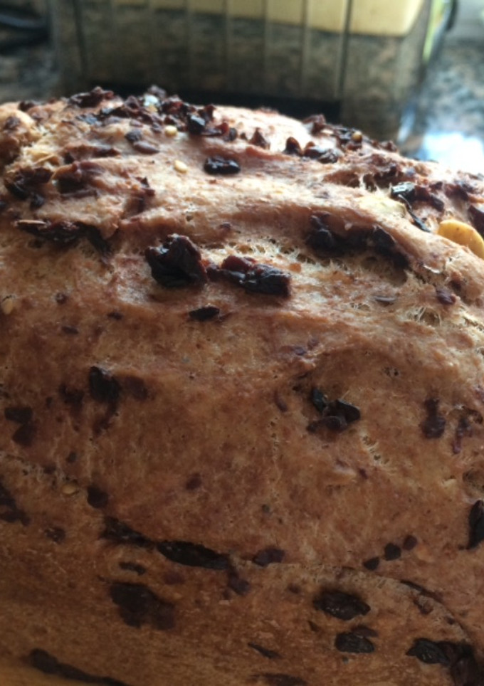 Una foto de Pan de centeno con aceite de oliva y aceitunas kalamata