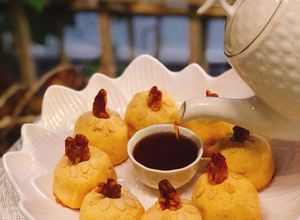 Hình của món Walnut Moon Cakes (Bánh trung thu hạt óc chó).