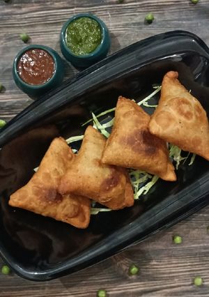 આલુ મટર સમોસા (Aloo Matar Samosa Recipe In Gujarati) રેસીપી મુખ્ય ફોટો