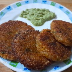 A picture of Sabudana vada or cutlet.