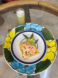 Una foto de Tostadas crujientes con guacamole y camarón fresco, ¡un snack irresistible!