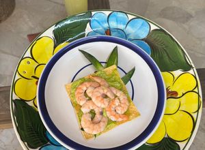 Una foto de Tostadas crujientes con guacamole y camarón fresco, ¡un snack irresistible!