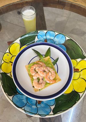 A picture of Crispy Tostadas with Guacamole and Fresh Shrimp – An Irresistible Snack!.