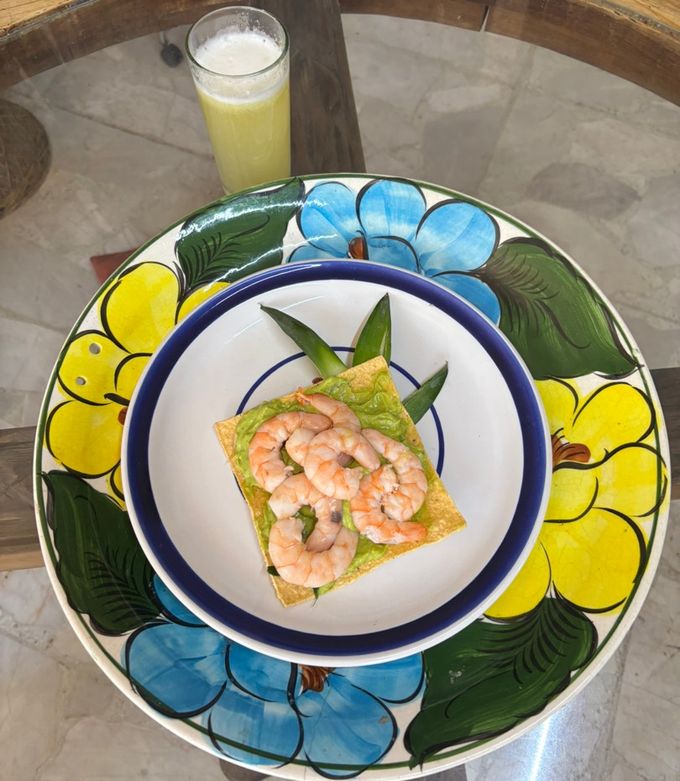 Una foto de Tostadas crujientes con guacamole y camarón fresco, ¡un snack irresistible!