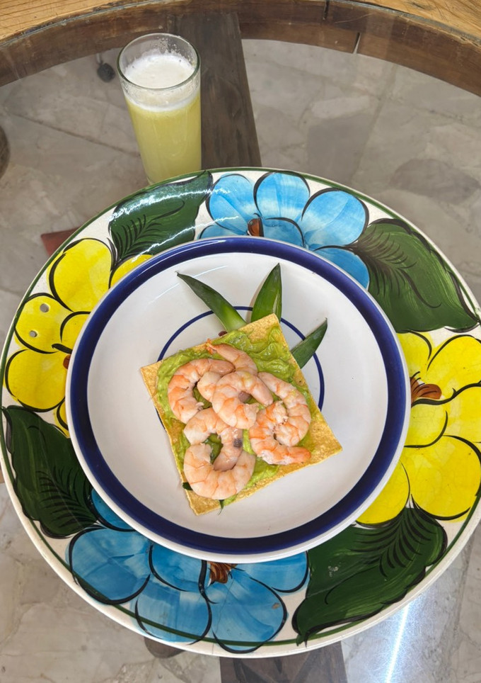 Una foto de Tostadas crujientes con guacamole y camarón fresco, ¡un snack irresistible!
