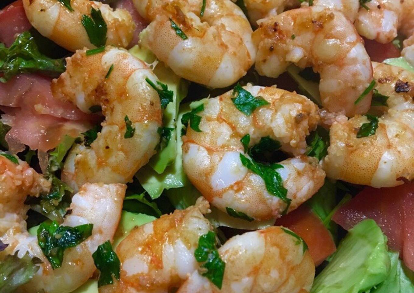 Ensalada templada de langostinos y aguacate 馃