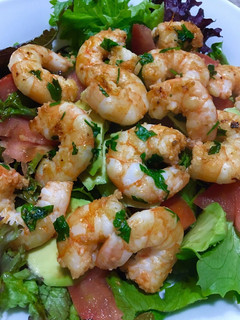 Una foto de Ensalada templada de langostinos y aguacate 🥑
