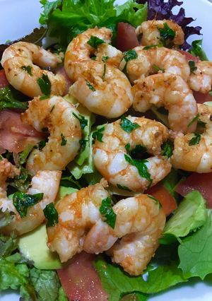Una foto de Ensalada templada de langostinos y aguacate 🥑