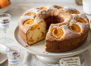 Foto di Ciambella Soffice Albicocche e Sambuca