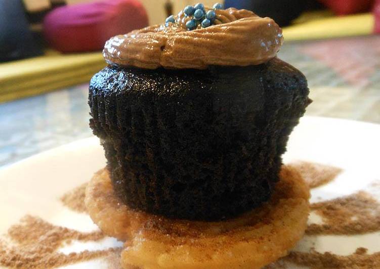 Cinnamon Disk topped with Chocolate Muffin