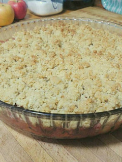 Una foto de Crumble de manzana y fresas