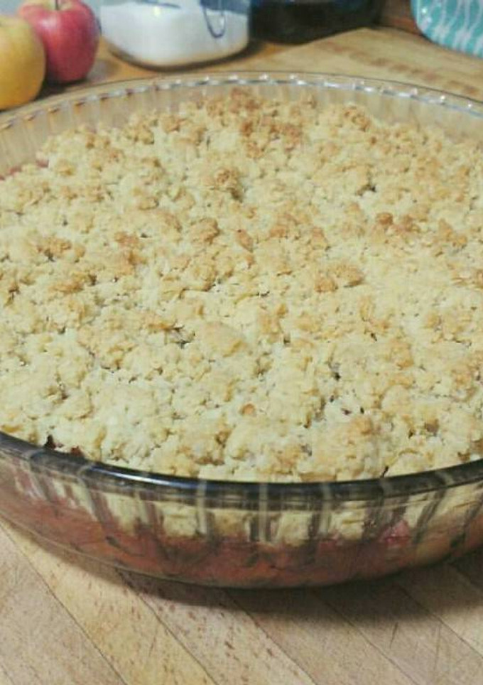 Una foto de Crumble de manzana y fresas