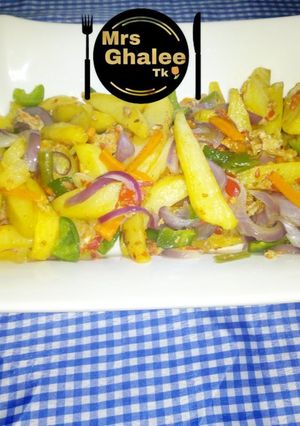 A picture of Fried chips with veggies.