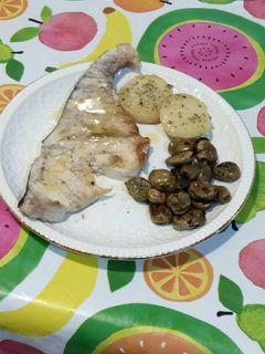 Una foto de Emperador con patatas a la plancha y habas fritas