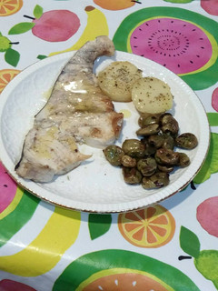 Una foto de Emperador con patatas a la plancha y habas fritas