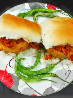 मुंबईचा फेमस वडापाव आणि चटणी (vadapav ani chutney recipe in marathi) रेसिपी चे मुख्य फोटो
