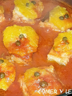Una foto de Bacalao con naranjas y alcaparras
