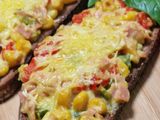 Sonkás, kukoricás, hagymás grillezett melegszendvics (vegán)