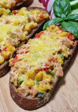 Sonkás, kukoricás, hagymás grillezett melegszendvics (vegán) recept fotója