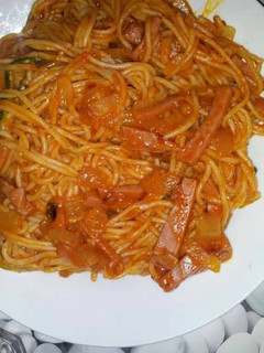 Una foto de Espaguetis en salsa de tomate con calabacín