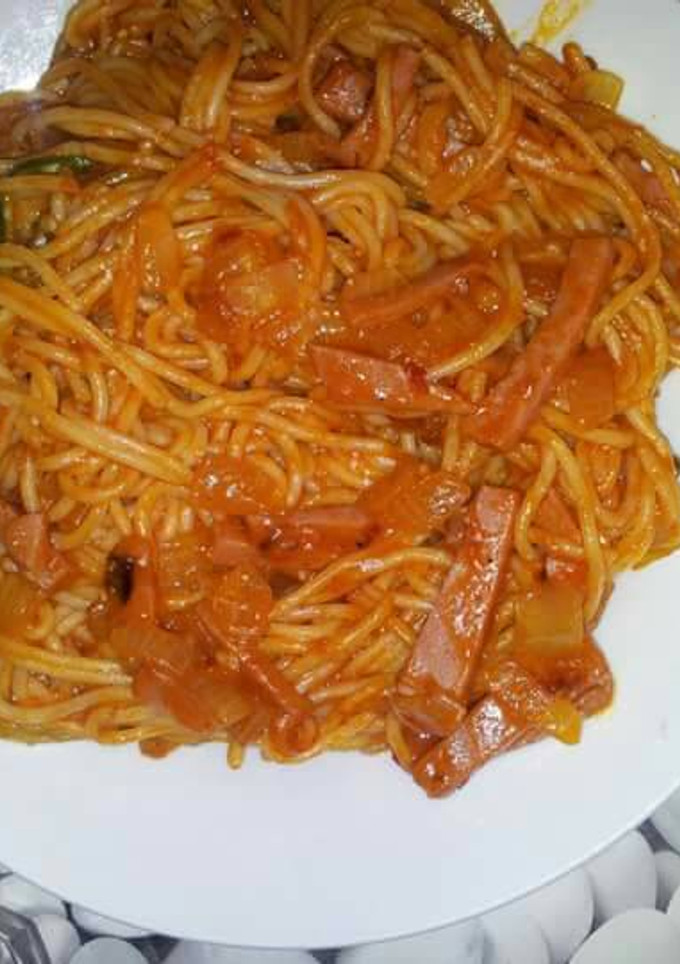 Una foto de Espaguetis en salsa de tomate con calabacín