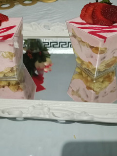صورة لوصفة تحلية الفراولة🍓 من بقايا جينواز