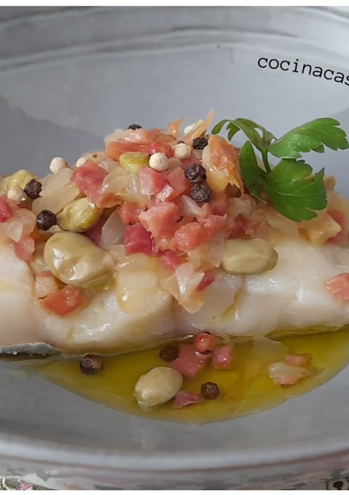 Una foto de Bacalao con habitas y jamón