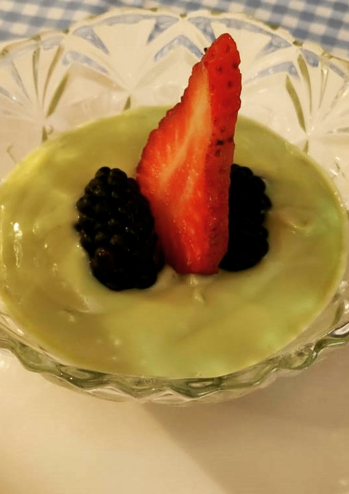 Una foto de Postre de crema de aguacate