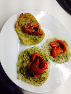 Una foto de Tortitas de brócoli con pimientos rojos