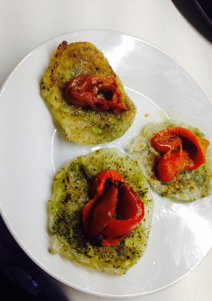 Una foto de Tortitas de brócoli con pimientos rojos