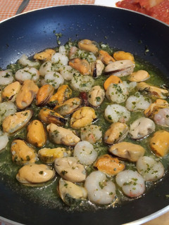 Una foto de Gambas y mejillones al ajillo Exprés