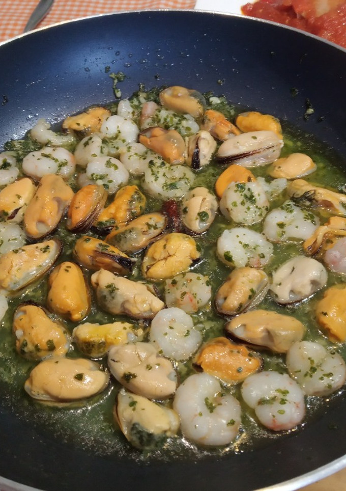 Una foto de Gambas y mejillones al ajillo Exprés