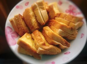 Hình của món Sandwich kẹp custard trứng sữa chiên bơ.