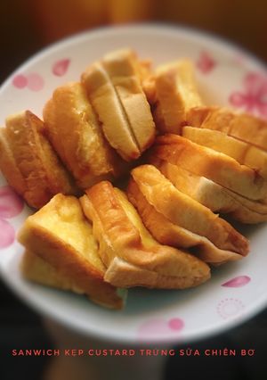 Hình của món Sandwich kẹp custard trứng sữa chiên bơ.