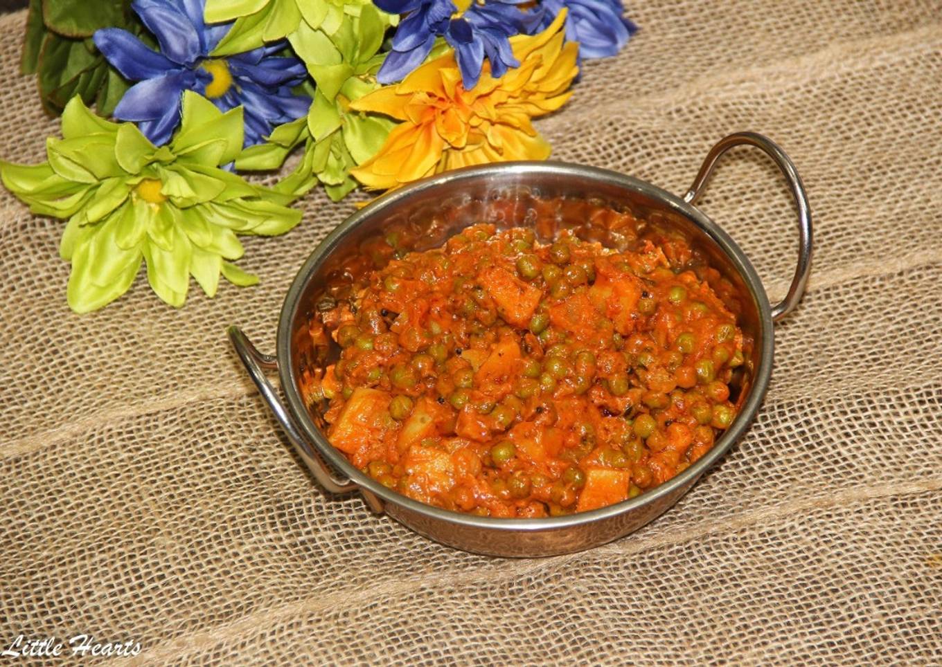 Dhaba Style Aloo Matar / Indian Roadside Restaurant Style Potatoes & Green Peas Curry