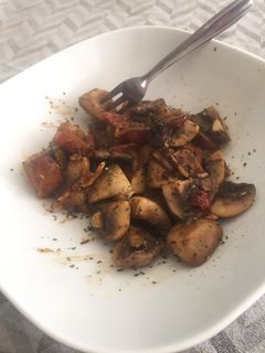 Una foto de Champiñones salteados con tomates cherrys al brandy