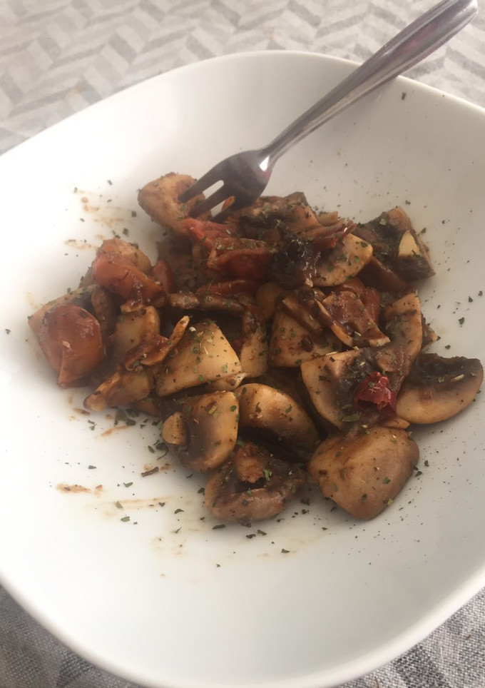 Una foto de Champiñones salteados con tomates cherrys al brandy
