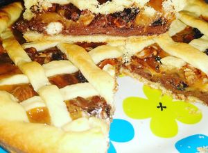 Una foto de Tarta de Crema de Avellanas, Dulce de leche y Frutos secos.🥧
