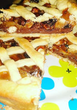 Una foto de Tarta de Crema de Avellanas, Dulce de leche y Frutos secos.🥧
