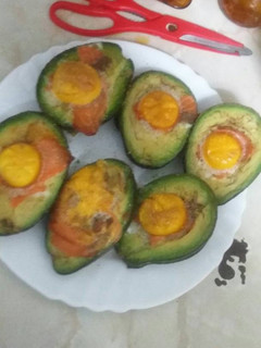Una foto de Aguacate rellenos de huevo, salmón y atún