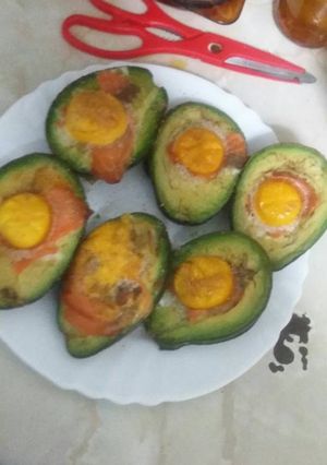 Una foto de Aguacate rellenos de huevo, salmón y atún