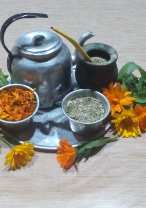 Una foto de Mate con pétalos de caléndula