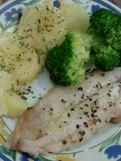 Una foto de Filete de merluza, brócoli y patata