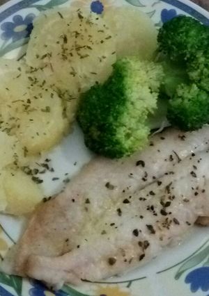 Foto principal de Filete de merluza, brócoli y patata